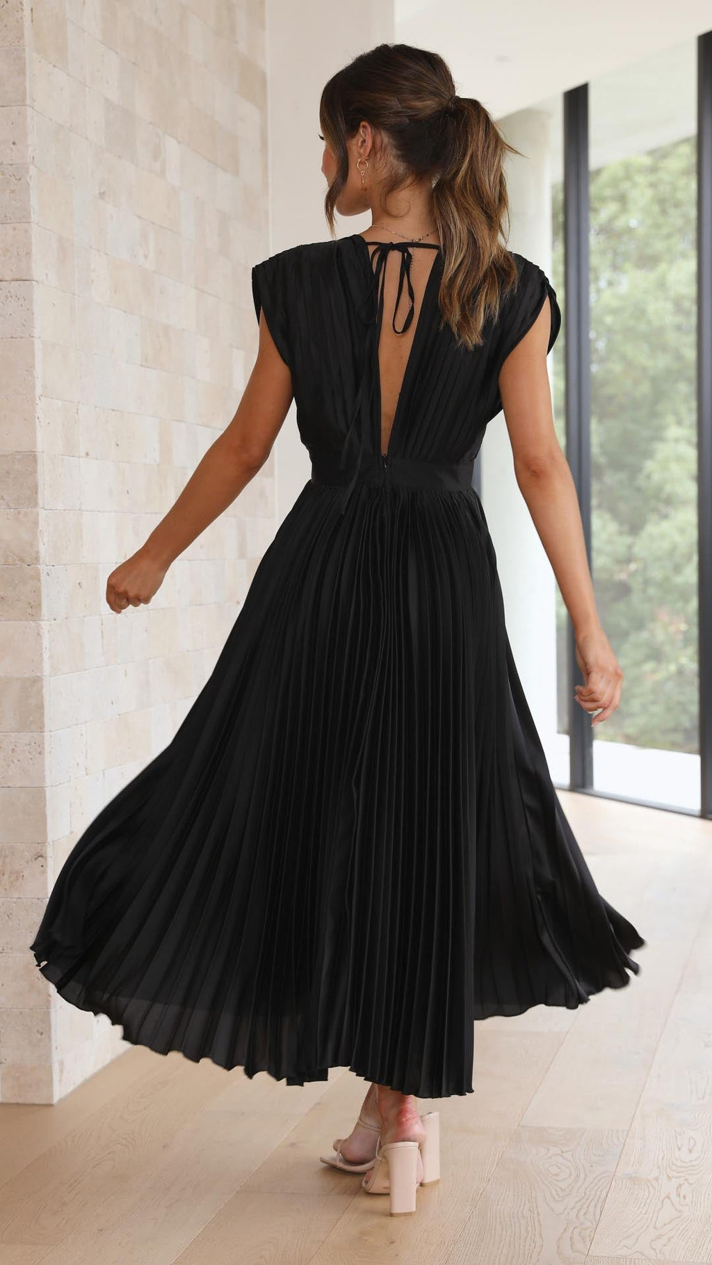 Lucasta | Women's Pleated V Neck Maxi Dress